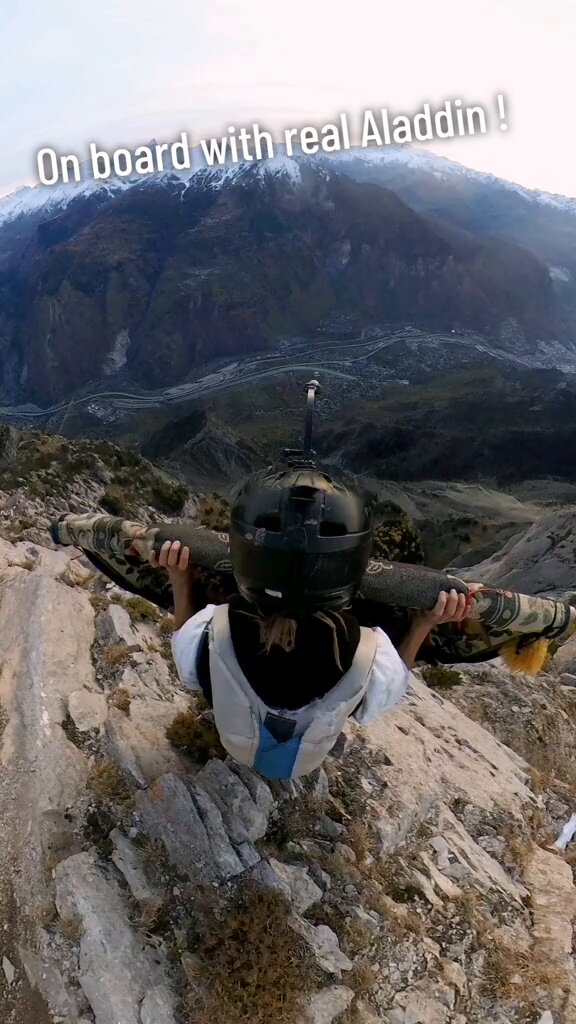 MDRRR. Nan par contre on parle pas du fait que le mec fait du wingsuit avec un tapis T’aurai fait ça à l’époque ils seraient tous choqué