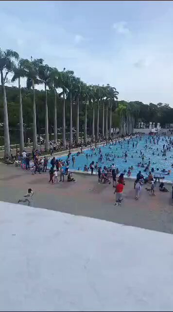 Los próceres ..un monumento histórico .. convertido en una piscina de relajo por este gobierno...ese espacio no fue hecho para ese fin