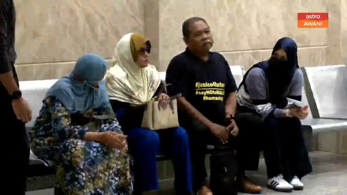 Zulkarnain Idros iaitu bapa kepada Allahyarham Zulfarhan Osman hadir di Mahkamah Rayuan Putrajaya susulan keputusan rayuan 18 bekas penuntut Universiti Pertahanan Nasional Malaysia (UPNM) #AWANInews