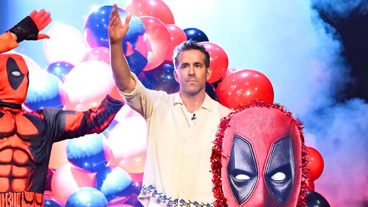 Ryan Reynolds' entrance on #FallonTonight โ๏ธ