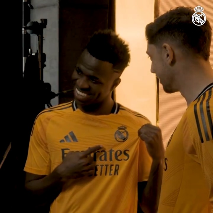 📸 Strike a pose! 🟠 🤝 adidas Football