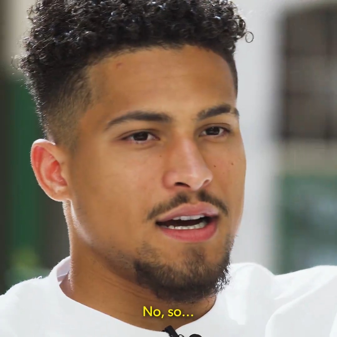 João Gomes, do Wolverhampton e da Seleção, fala sobre sua gagueira: "Isso me entristecia. Eu me sentia inferior. Hoje eu estou muito mais feliz e me aceito mais. Eu tenho um tempo diferente de comunicação, mas as pessoas têm que respeitar." 🎥 Wolves
