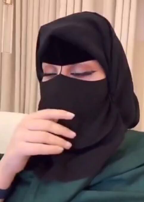 هذه الكهلة ذات هذا النوع من الظهور والحديث لها لقب في كتب اللغة العربية. هل تعرفونه؟