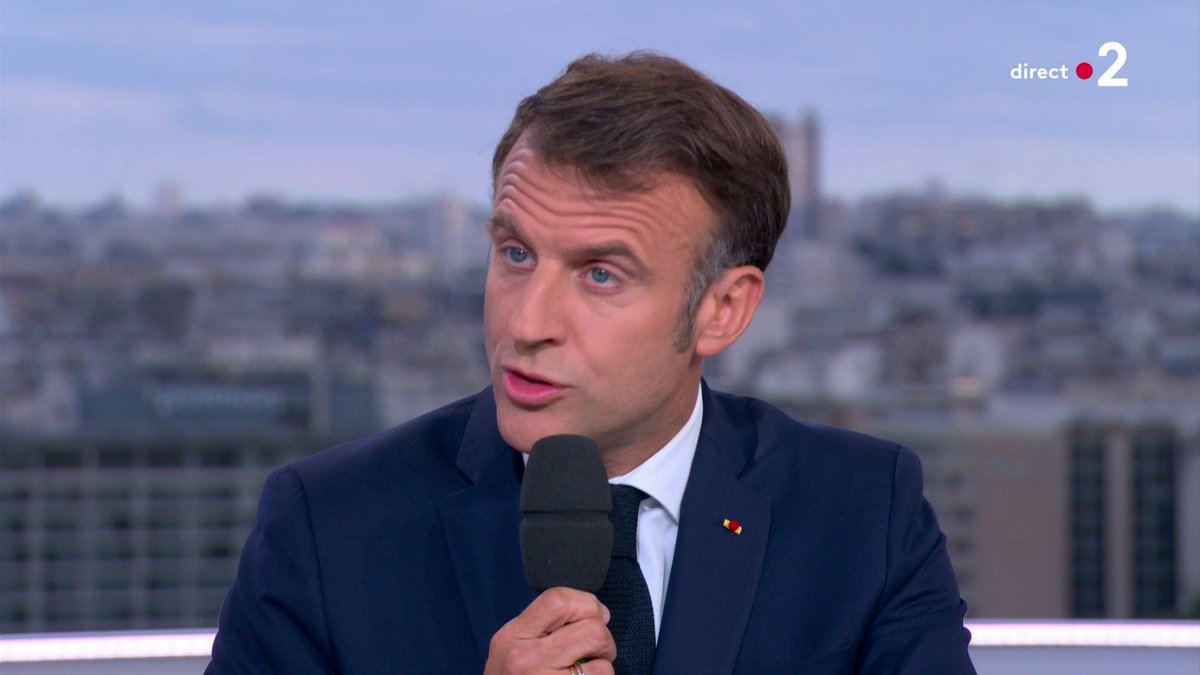🔴 "Jusqu'à la mi-août, on doit être concentré sur les Jeux, et à partir de là, ce sera de ma responsabilité de nommer un Premier ministre". 🗣️ Emmanuel Macron confirme qu'il ne nommera pas de nouveau gouvernement avant la fin des JO. #JT20H