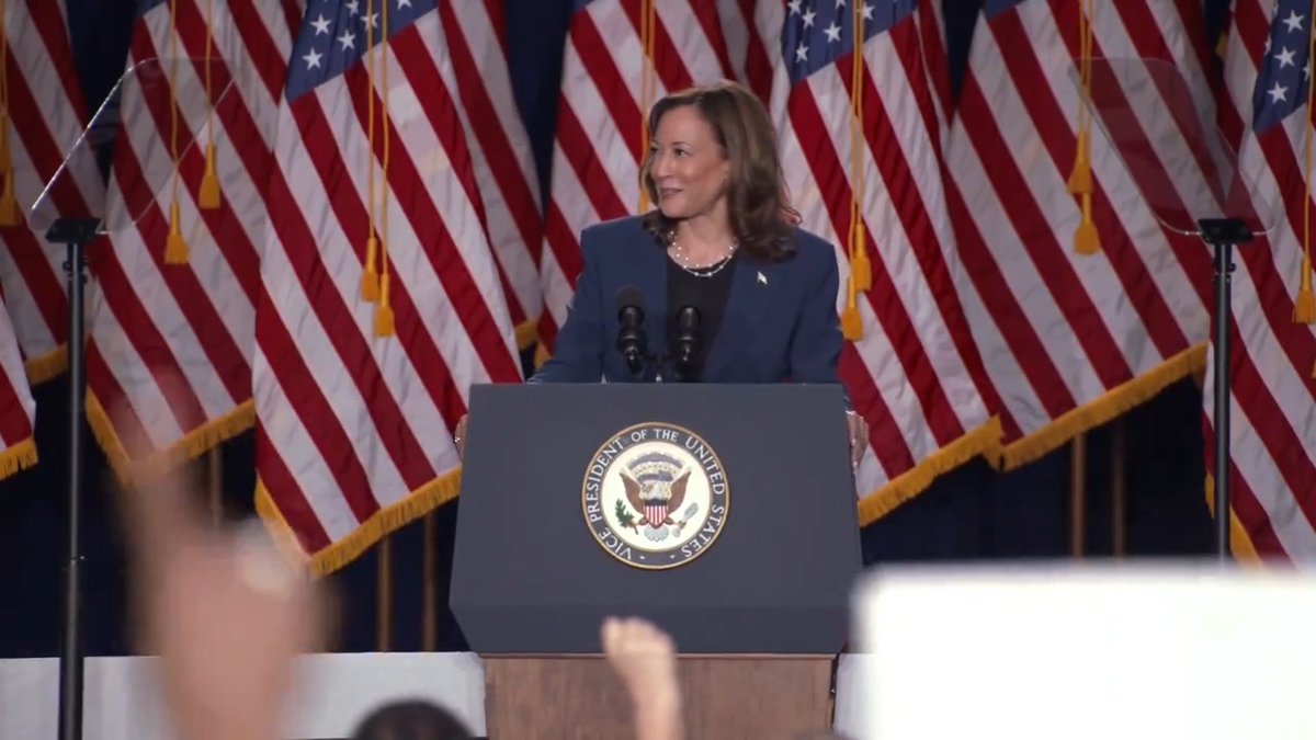 Kamala Harris'in miting performansı, Joe Biden ile karşılaştıralamayacak seviyede. Kamala Harris, iyi metin yazarlarıyla çalışmaya başlamış. Fakat başkan yardımcısıykenki "bıkkınlık" yok, başkan adaylığı "hatip modunu" açtırmış. İyi bir miting performansı