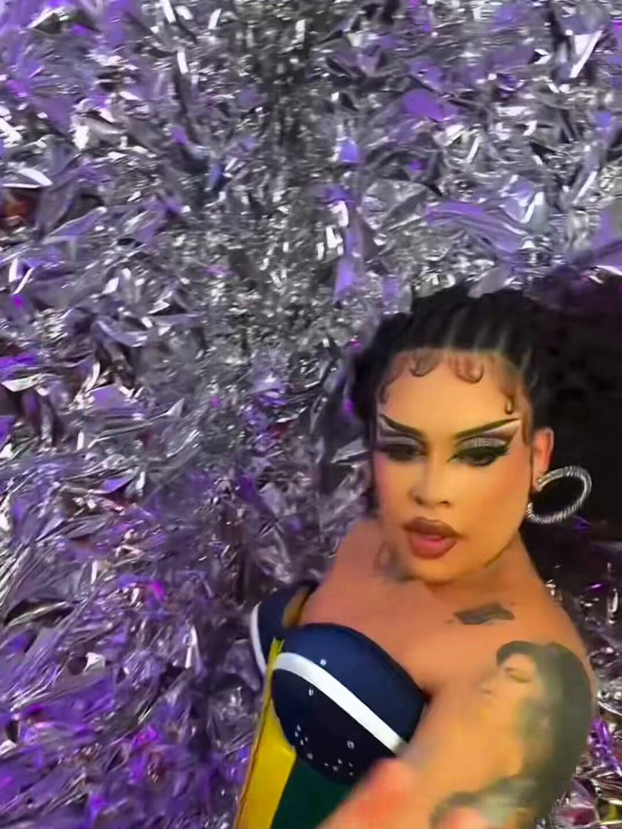 maiores drag queens do mundo: 1. Pabllo Vittar 2. Rupaul 3. Gloria Groove e fim de história se for chorar, chora baixo pra não incomodar