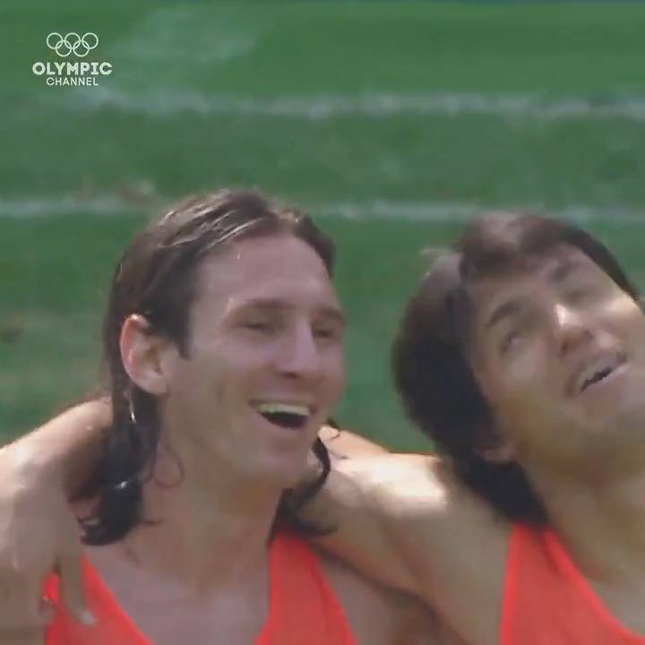伝説の北京五輪代表🇦🇷 いつ見てもリケルメッシが異次元すぎる笑 しかも二人の周りにいるのはアグエロ、ディマリア、ラベッシ、マスチェ、ガゴ、バネガ