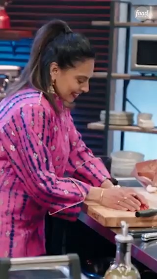 .@maneetchauhan is a renowned chef and competition pro for 👏 a 👏 reason 👏 Don’t miss Maneet competing on an all-new #Outchefd, tonight @ 9:30|8:30c!