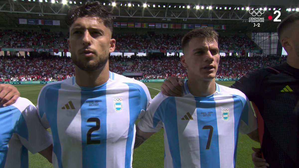 🚨 À Geoffroy Guichard, l’hymne de l’Argentine a été copieusement sifflé par le public ! 🗣️🥶 #Paris2024 🎥 francetvsport