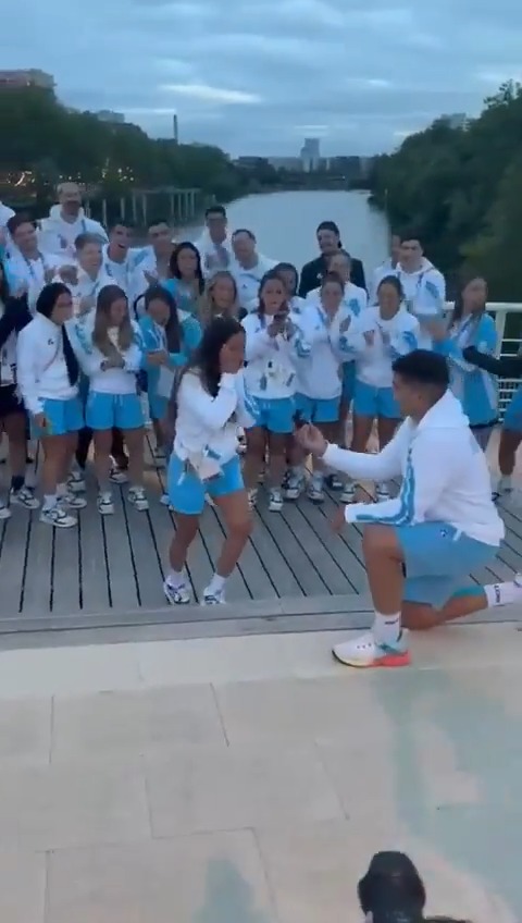 🥇❤️ ¡MEDALLA DE ORO AL MÁS ROMÁNTICO! Armaron una foto entre Las Leonas y Los Gladiadores, pero... estaba todo preparado para algo más especial: ¡Pablo Simonet le pidió casamiento a Pili Campoy! 🇦🇷 📹 IG/pilucampoy
