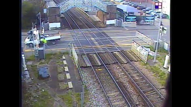 😰 Shocking behaviour! ⚠️ This summer holiday, please remind children of the dangers of misusing level crossings: 👉 #LevelCrossing #Safety