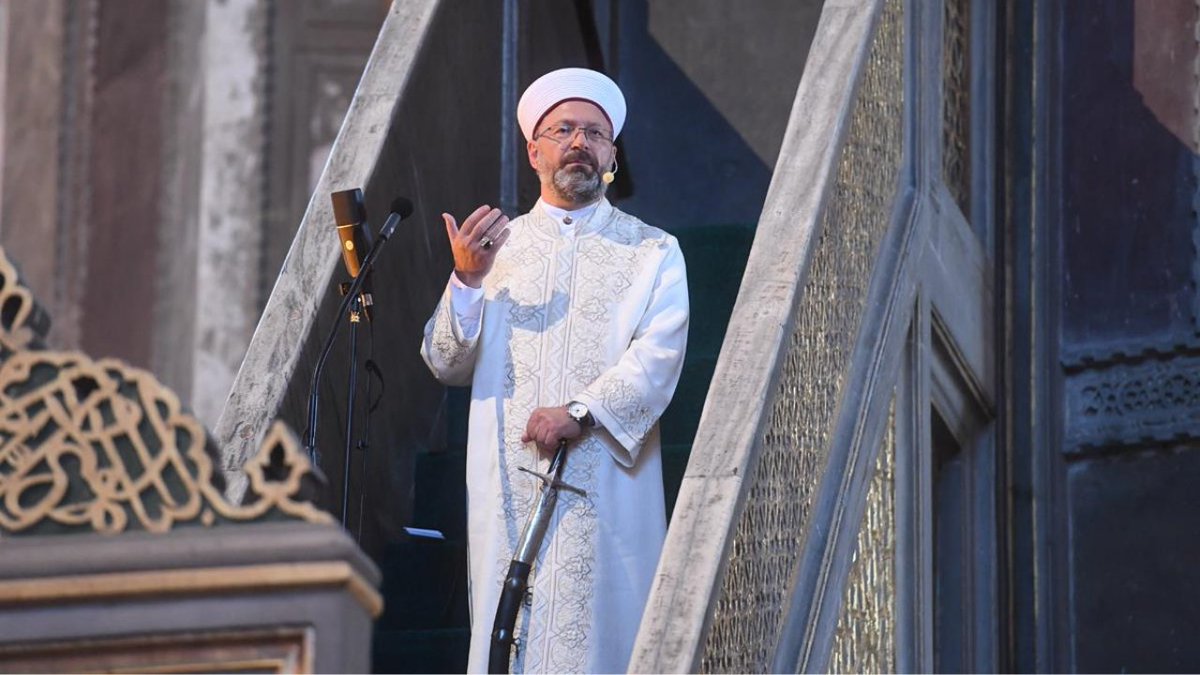 Bizleri yeryüzünün en mukaddes mekânları olan camilerde buluşturan ve Ulu Mabet Ayasofya’da huzuruna kabul eden Cenâb-ı Hakka sonsuz hamd-ü senalar olsun. Yüce Rabbimiz fethin sembolü Ayasofya-i Kebîr Cami-i Şerîfimizin yeniden ibadete açılış yıl dönümünü başta Mescid-i Aksa olmak üzere, yeryüzünün bütün mahzun mescitlerinin ve mazlum müminlerinin özgürlüğüne kavuşmasına vesile eylesin.