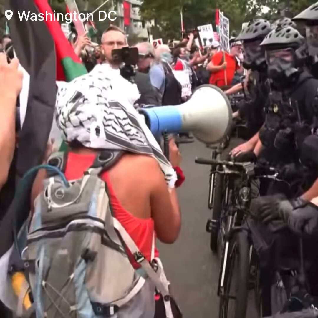 🚨#BREAKING: Numorous Police are in riot gear and are on high alert as they are deploying pepper spray as thousands of Pro-Palestine protesters are turning violent as they approach the U.S. Capitol 📌#Washington | #DC Currently, numerous DC Metro police, along with Capitol Police and other agencies, are on high alert and in riot gear, wearing gas masks and holding up riot shields now deploying pepper spray as things are now turning violent, with thousands of Pro-Palestine protesters approaching the U.S. Capitol in Washington, DC. The protesters are trying to make their way to the U.S. Capitol building, chanting slogans and waving flags. Objects have already been thrown at law enforcement as tensions rapidly rise and escalate with more activists and protesters marching. Police have set up barricades and are using loudspeakers to issue warnings this is still developing