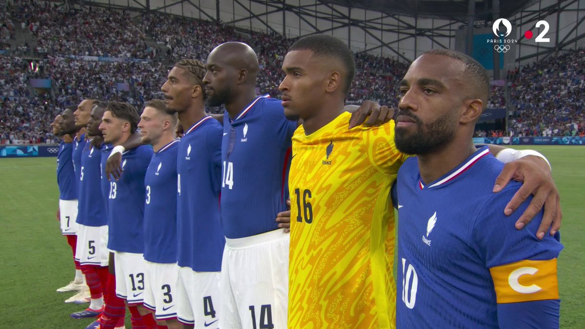 La Marseillaise résonne dans un Vélodrome aux couleurs des Bleus ! 💙🤍❤️ #JeuxOlympiques