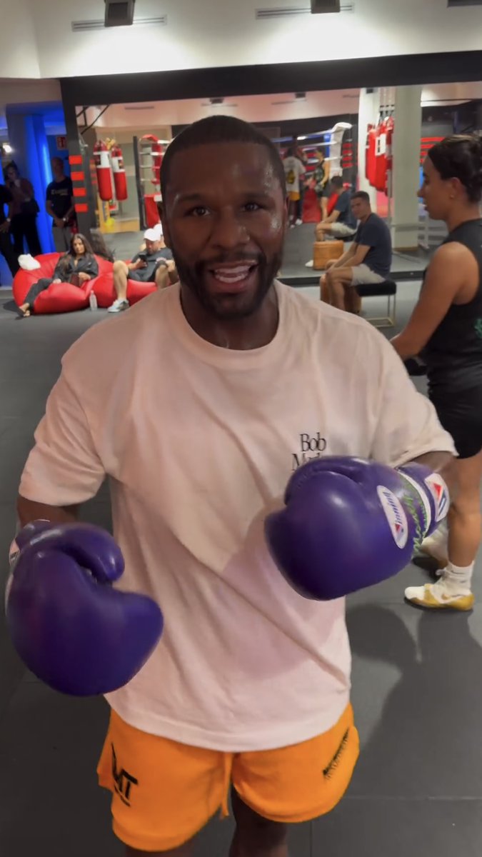 Floyd Mayweather bringing back his masterful pads routine at age 47 today… [🎥 Floyd Mayweather]