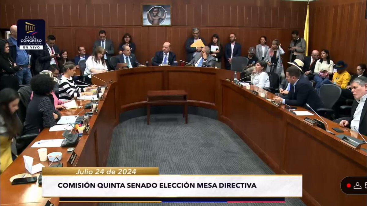 Sobre mi votación en la elección de presidente de la comisión quinta, declaro: Visceralmente me resultaba imposible apoyar a una persona cuya agenda política ha sido difamarme, plagiar mis proyectos, pedir que no tramiten mis iniciativas: una persona que ha querido tomarse una bandera por asalto. Será por eso que ni siquiera me pidió el voto (puso a ministros a llamarme), pues el pecado acobarda. Nunca creí necesario escribir esto, por respeto a ella, pero la horda que me ataca ferozmente desde hace dos años, con recientes funcionarios incluidos, me obliga a hacerlo. Tres comentarios finales: primero, mi voto no fue decisivo (9/5); segundo, sigo apoyando el proyecto progresista; tercero, la defensa de los animales no tiene color político: con todos los partidos hemos construido. Respeto al gobierno, al presidente Gustavo Petro y a la bancada del Pacto Histórico Oficial (como a todas).