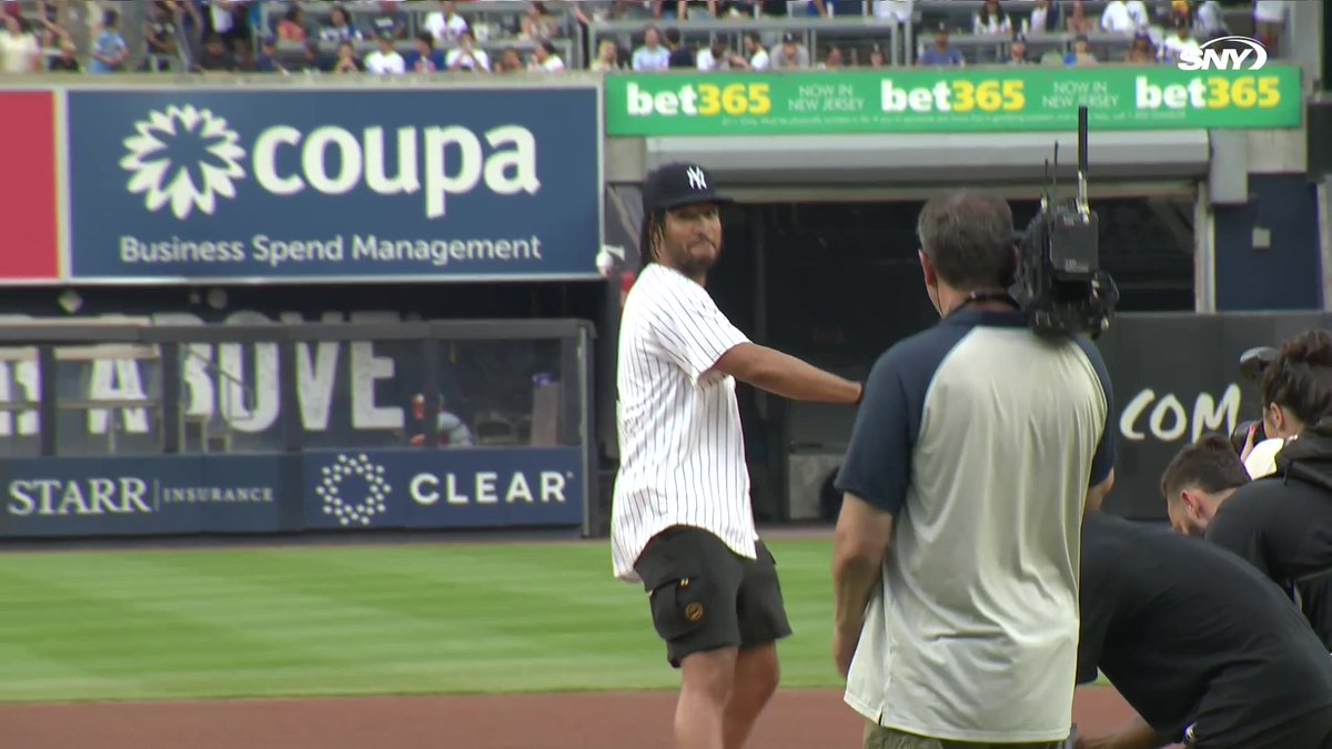 Jalen Brunson throws out the first pitch at the Subway Series!