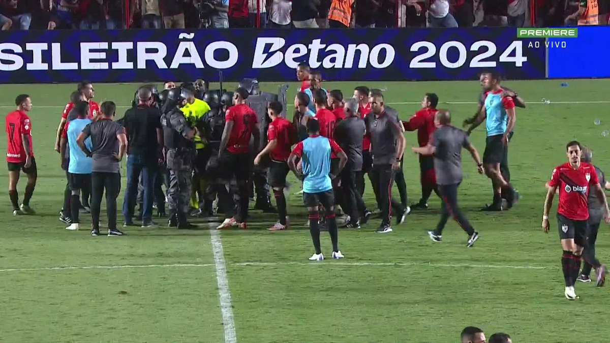 Arbitragem brasileira é uma piada. Todos os times vem sendo prejudicados rodada após rodada e ninguém toma uma providência. Difícil de entender. 📽️: Premiere