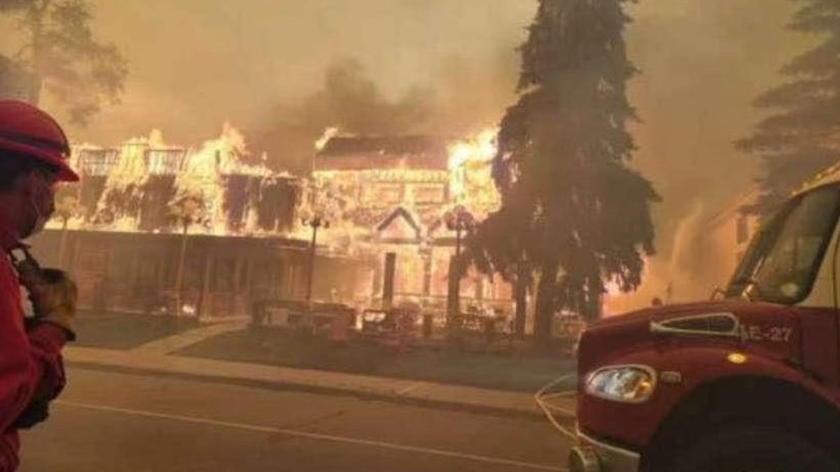 The wildfire has reached Jasper and Parks Canada has confirmed multiple structures in the mountain town are impacted. Sources have confirmed to Global News Maligne Lodge is one of the buildings on fire. @LisaMacGregor has this update from the national park. #yeg #Jasper #Abfire