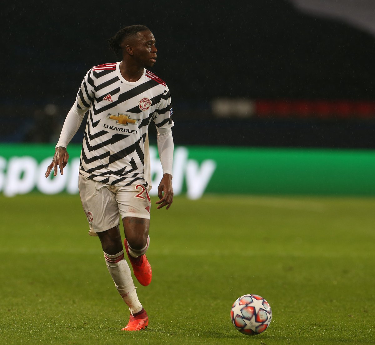 Dumfries is decent, but I’m not sure I’m swapping him for the best one-on-one defender in the Premier League 🤷‍♂️ #MUFC