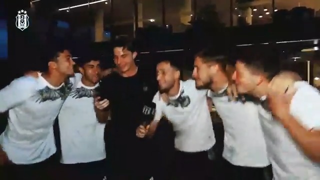 🎤 Tayyip Talha Sanuç önderliğinde genç futbolcularımızdan "Ateşini Yolla Bana" performansı ☺️ (Beşiktaş YouTube)