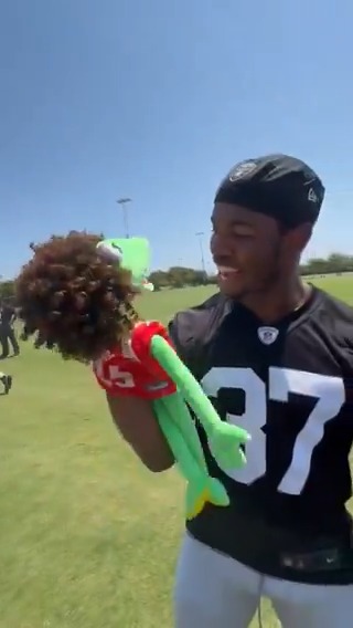 The #Raiders appear to have a Patrick Mahomes Kermit the Frog doll at training camp. 👀 (🎥 Q)