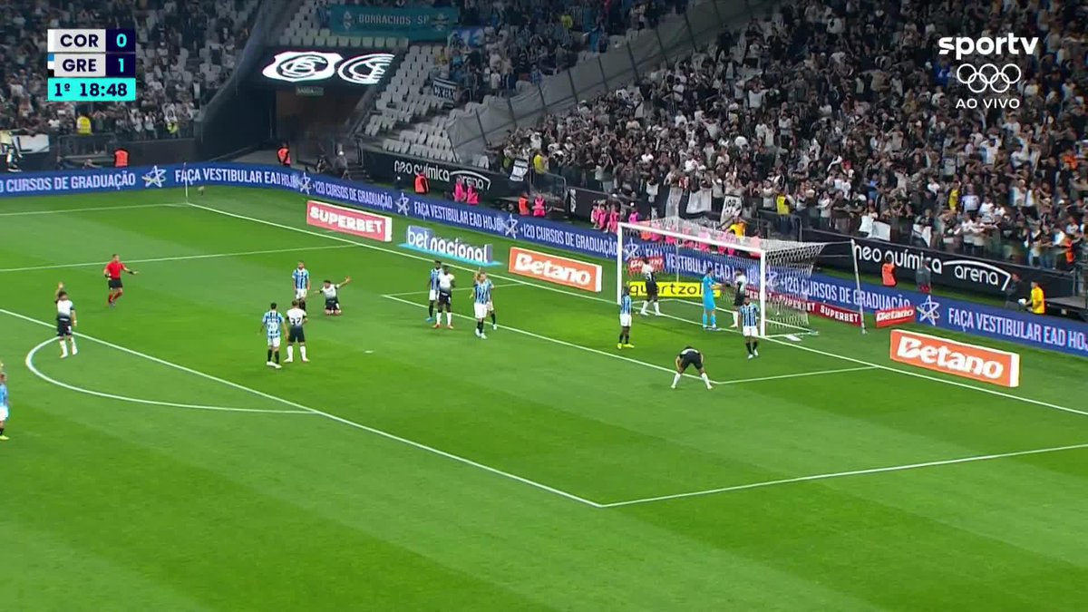 PÊNALTI PARA O CORINTHIANS! O árbitro assinala a infração de Kannemann em Romero após ser chamado pelo VAR. Lance gerou revolta do banco de reservas do Grêmio