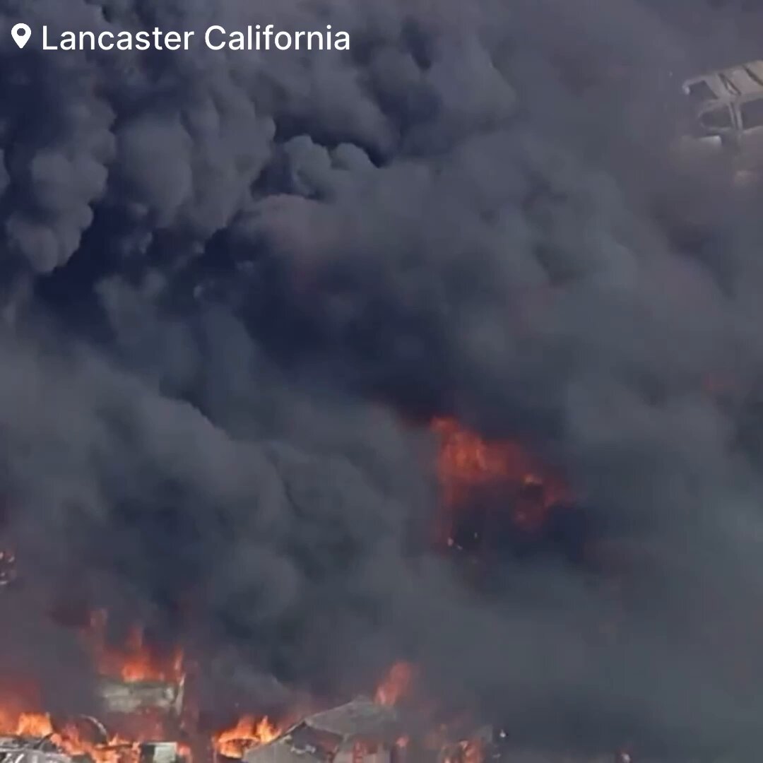 🚨#BREAKING: A shelter-in-place order has been issued as a significant fire broke out at a car recycling yard with thousands of vehicles on fire. 📌#Lancaster | #California Currently taking place in Lancaster, California officials have issued a Shelter-in-place as numerous firefighters are battling a significant 3rd Alarm fire at a car recycling yard. The fire is sending large flames and thick, black, toxic smoke into the air, visible from miles away. According to the Los Angeles County Fire Department, about 1,000 vehicles have been consumed in the inferno, with potentially 1,000 more at risk. No injuries have been reported so far. Local residents are advised to stay indoors, keep windows and doors closed, and turn off air conditioning systems to prevent exposure to the toxic smoke. The cause of the fire is still under investigation