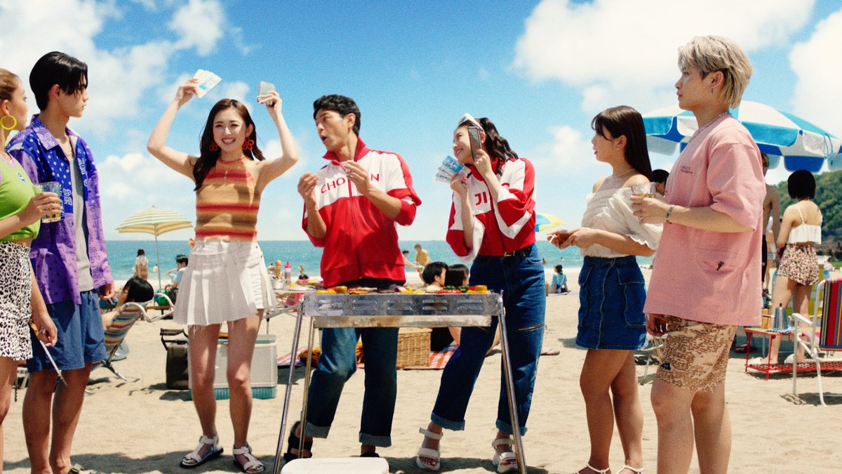 \いいことあったら「#サマージャンボ」!/ 全国ジャンボ化計画! 夏の海のビーチで活動中! BBQのホタテから真珠! ピーマンの切り口が笑ってる! いいことあったとき買ってみよう! ジャンボ宝くじブランドサイトはこちら #宝くじ #妻夫木聡 #今田美桜 #ゆうちゃみ