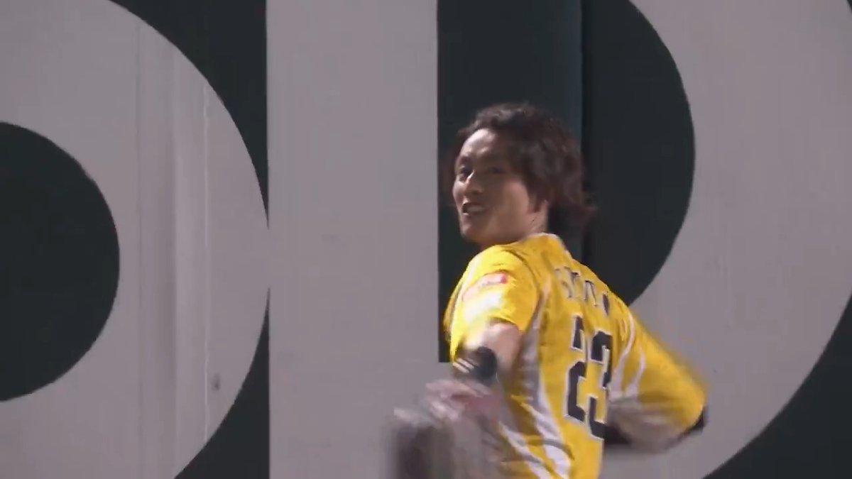 打球を追いかけて最後はジャンピングキャッチ‼👀 🔥 福岡ソフトバンク #周東佑京 選手のファインプレー‼👏 #sbhawks #鷹祭SUMMERBOOST #鷹祭サマーブースト 👇ライブ配信はこちら
