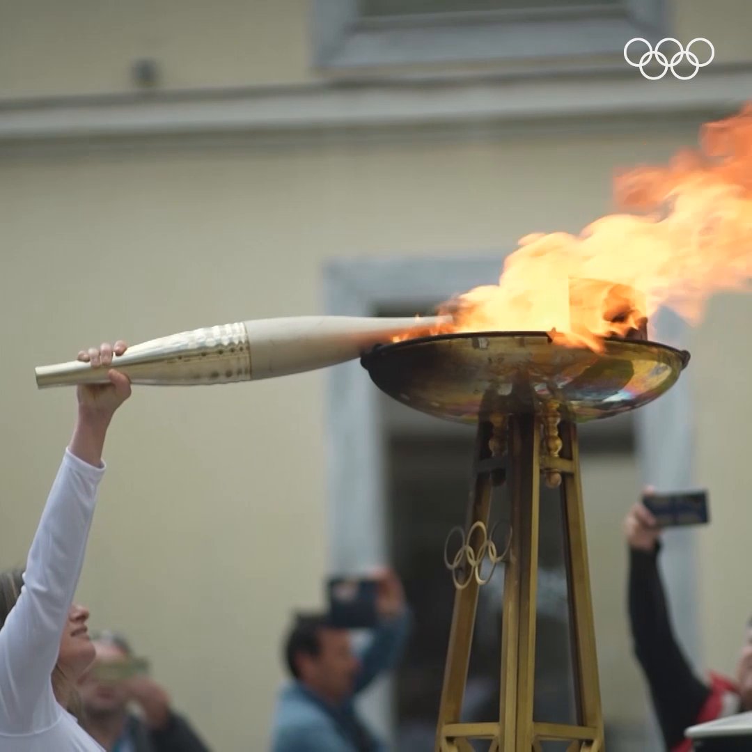 Allumée en Grèce le 16 avril, arrivée à Marseille le 8 mai. 🇬🇷🔥🇫🇷 Le relais de la flamme olympique touche à sa fin avec l’allumage de la vasque ce soir, lors de la cérémonie d’ouverture. 🤩 #Paris2024 I #JeuxOlympiques I #Ceremoniedouverture