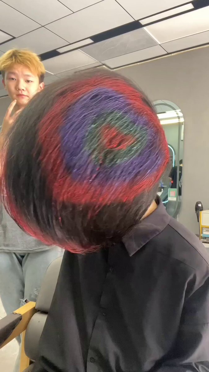 🚨VEJA: O penteado chamado "Ninho de Pássaro" está se tornando cada vez mais popular. Você usaria?