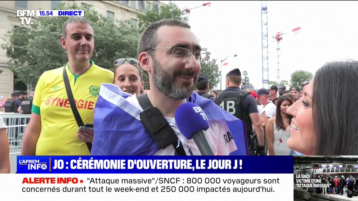 💬 "On est très excités" Ces spectateurs se tiennent prêts juste avant le début de la cérémonie d'ouverture des JO