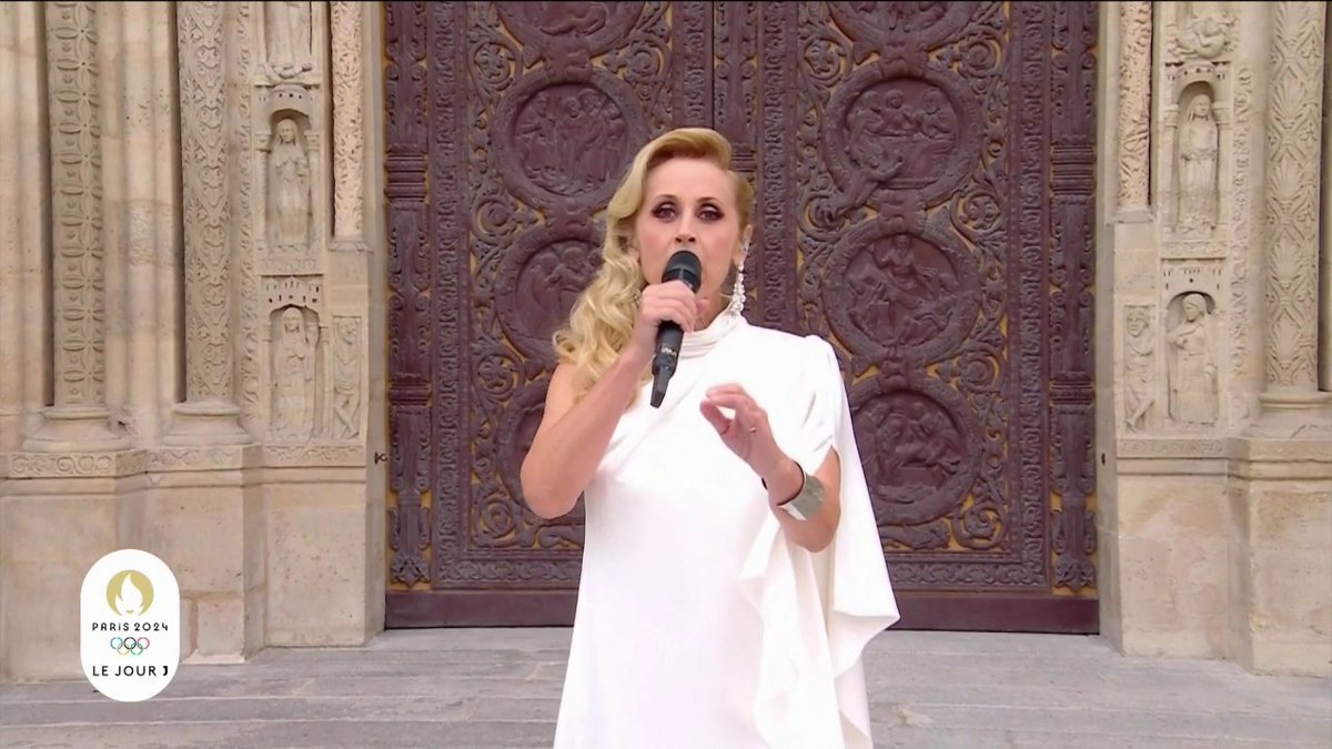 Après Slimane, c'est au tour de Lara Fabian d'entrer en piste. Les deux artistes interprètent le tube planétaire "Je suis malade".