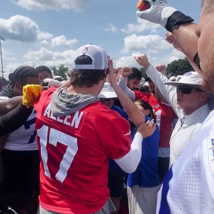 What a special moment. ❤️💙 #BillsCamp | #BillsMafia