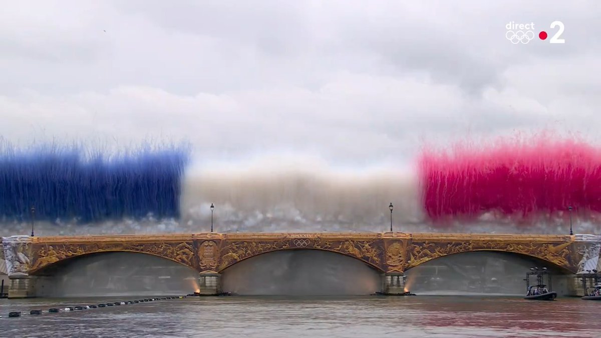 🇫🇷 ALERTE - Le pont d’Austerlitz s’enflamme aux couleurs du drapeau français pour la cérémonie d’ouverture des JO. (France 2) #Paris2024