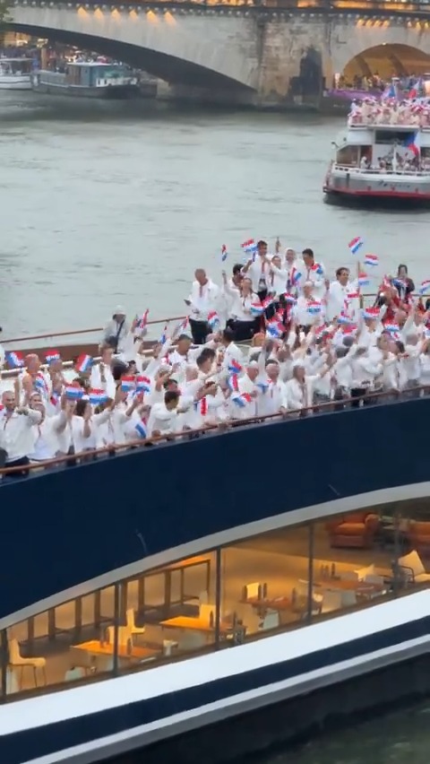 🔥🇫🇷 | Naar links! Naar rechts! Op de boot van TeamNL is het feestje al aan! 🎶🧡 #Paris2024 📺 Stream Paris 2024 op HBO Max