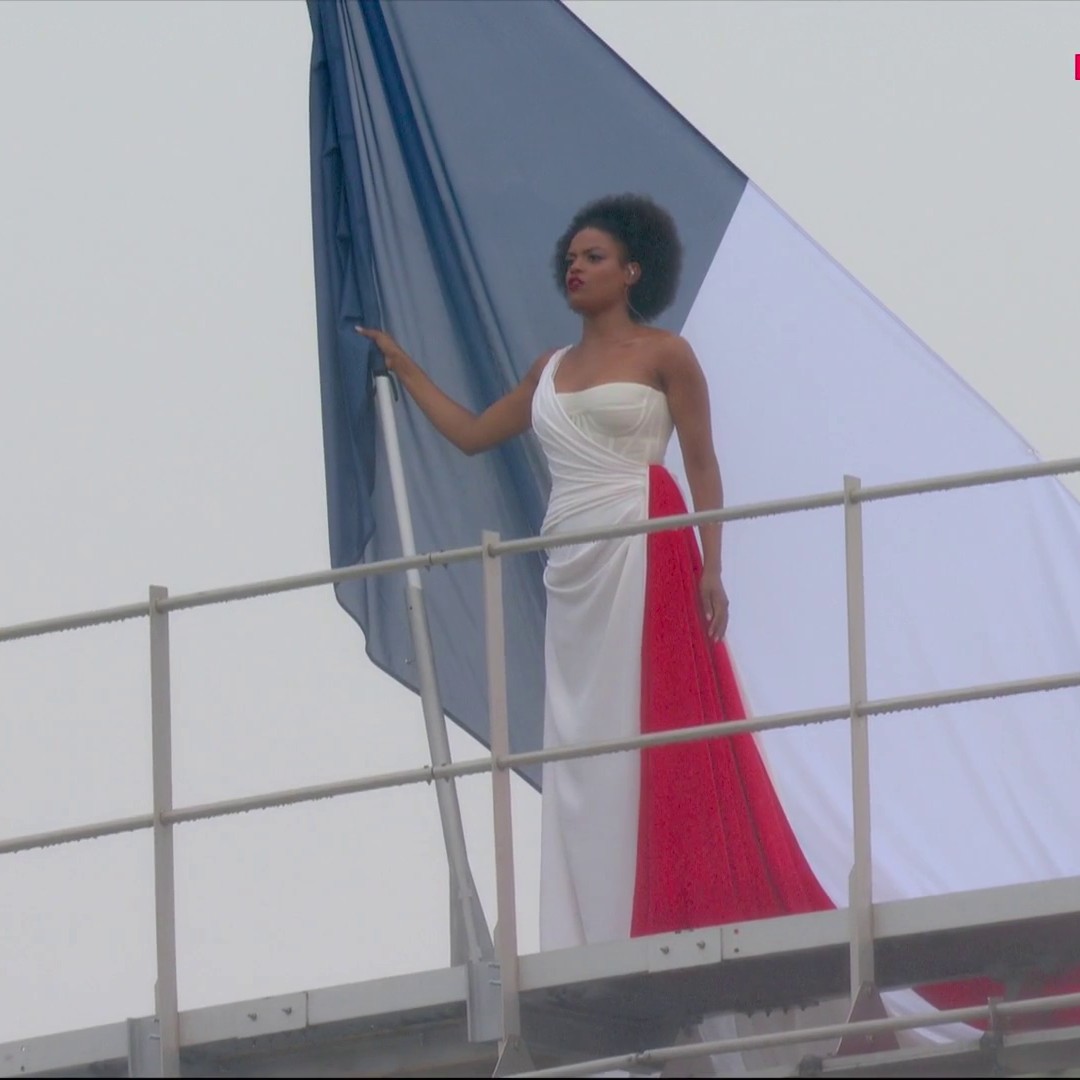La sublime Marseillaise interprétée par Axelle Saint-Cirel depuis le toit du Grand-Palais 💙🤍❤️ Les Jeux Olympiques de #Paris2024, c'est en intégralité sur Eurosport #ceremoniedouverture