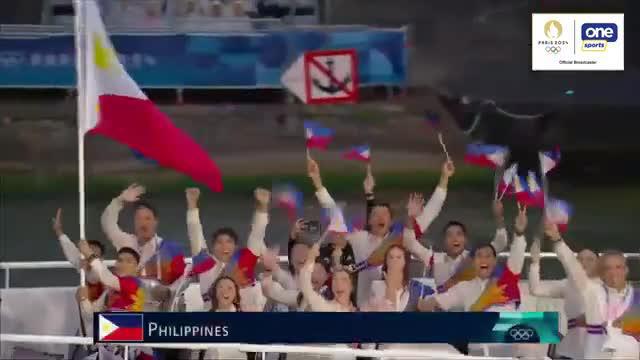 LAGI’T LAGI PARA SA BAYAN 🇵🇭 The Philippines’ Centennial Team grace the opening ceremony with Olympian boxers Nesthy Petecio and Carlo Paalam proudly carrying the flag in the Olympic Games Paris 2024! #Paris2024 #OlympicGames #100TaongLaban #ParaSaBayan