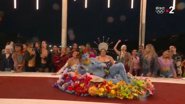 🇫🇷 "Plus de riches, plus de pauvres quand on redevient tout nu" : la PERFORMANCE COMPLÈTE de Philippe Katerine à la cérémonie d’ouverture des JO de #Paris2024.