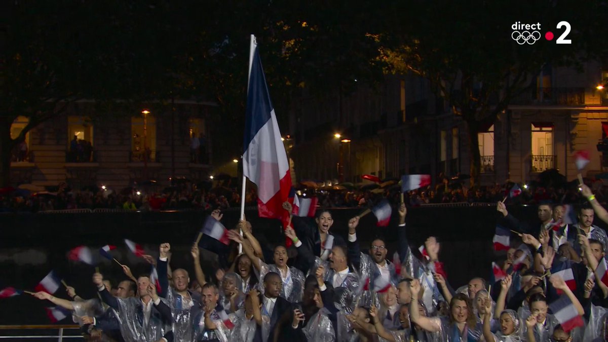 MA-GIS-TRAL ! 🇫🇷 LA FRANCE FAIT SON ENTRÉE EN SEINE 🤩