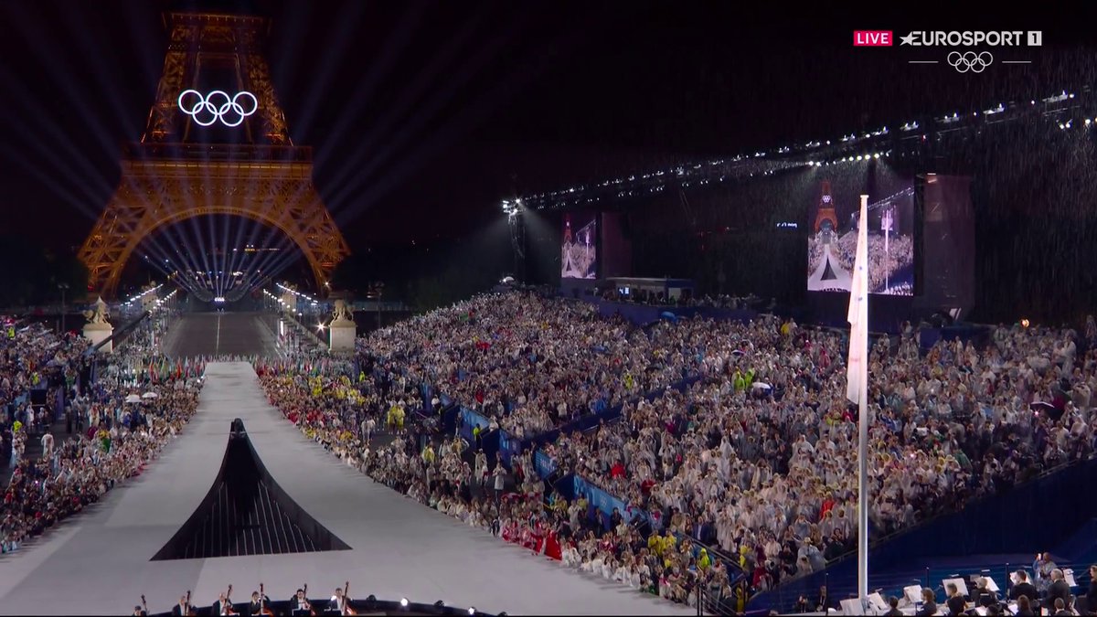 Quelle image : le drapeau olympique hissé en face de la Tour Eiffel 🥹 Suivez la magie des Jeux en intégralité sur Eurosport via la plateforme Max #HomeOfTheOlympics #ceremoniedouverture