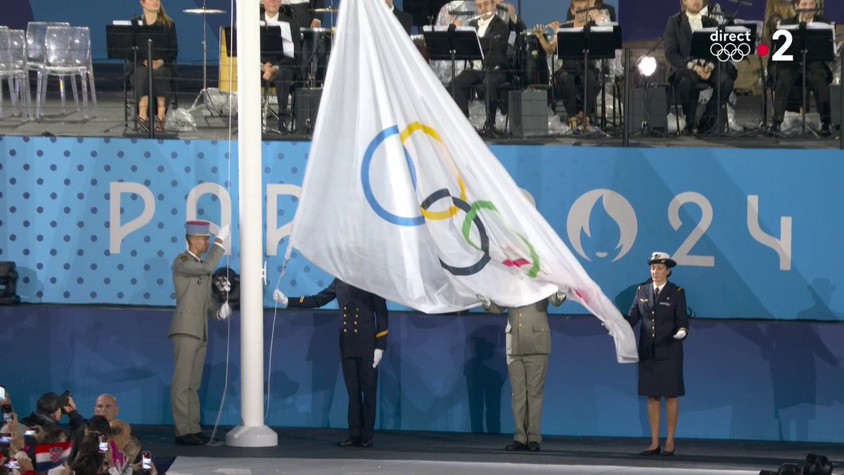 🇫🇷 HISTORIQUE. LE DRAPEAU OLYMPIQUE EST HISSÉ FACE À LA TOUR EIFFEL ET L’HYMNE OLYMPIQUE RÉSONNE À PARIS. #ceremoniedouverture #Paris2024