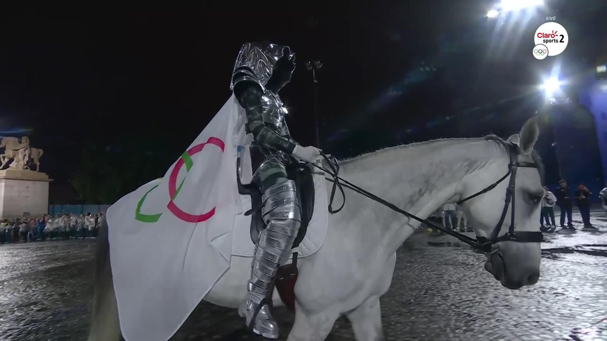🇫🇷 | PARÍS 2024: La bandera olímpica original, aquella que no pudo llegar a París 1924 por estar desaparecida luego de ser robada durante más de 70 años por un atleta, está ahora sí presente en la ceremonia inaugural de París 2024.