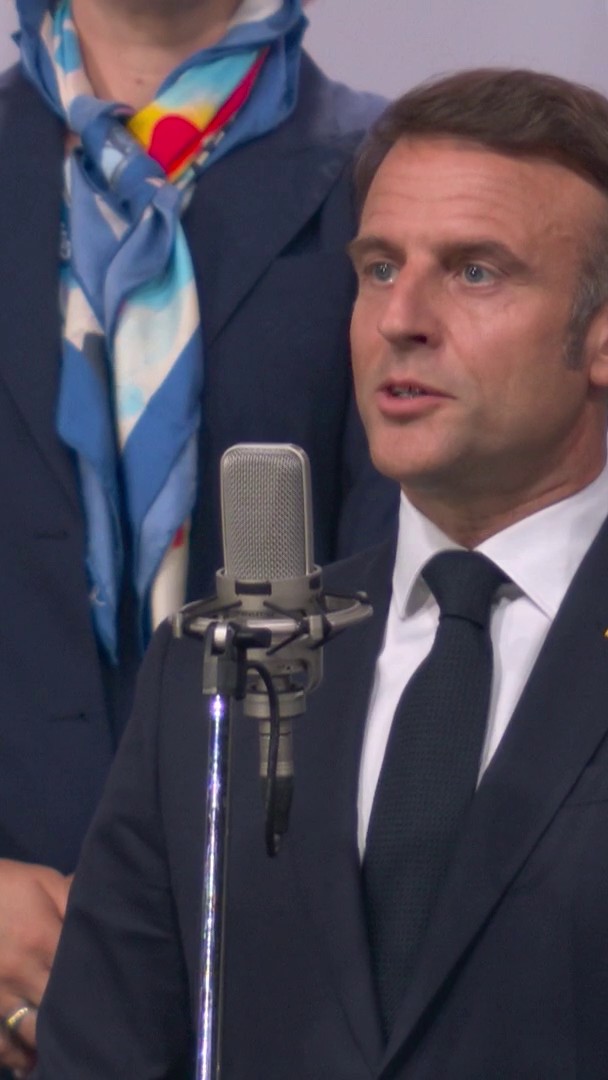 Macron qui se fait huer en Mondovision ça se sirote toujours tranquille comme un Negroni