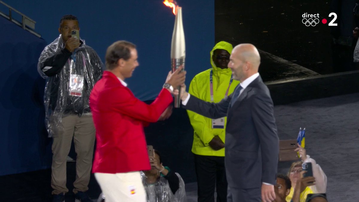 🇫🇷 | PARÍS 2024: La leyenda del fútbol francés, Zinedine Zidane, le da la antorcha olímpica al rey de Roland Garros, Rafael Nadal.
