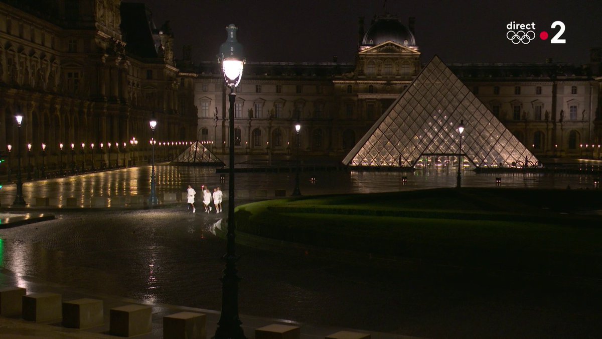 #Paris2024 | 🔥 Et finalement, Marie-José Pérec et Teddy Riner allument la vasque olympique... 📺 Suivez le direct :