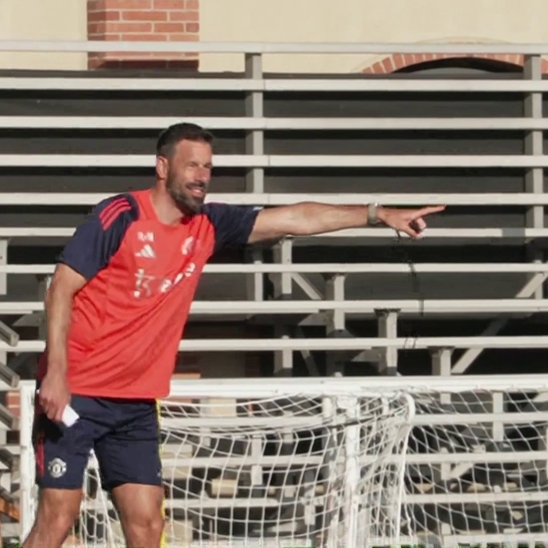 "Ruud van Nistelrooy was overseeing an attacking drill that focused on repetitive patterns" 👀 Melissa Reddy reports at Manchester United training in Los Angeles 🔴