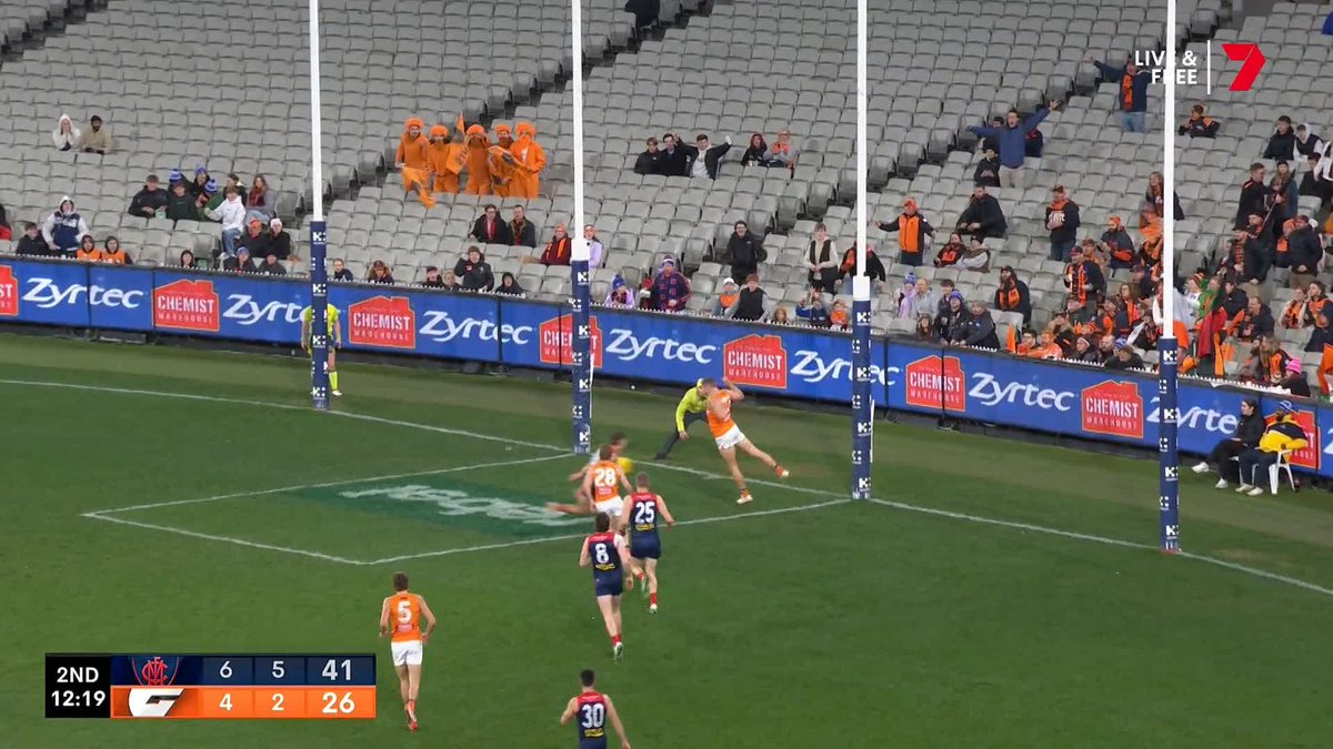 "And they've somehow butchered it!" Harvey Thomas and Jesse Hogan couldn't do this again if they tried 😂 #AFLDeesGiants