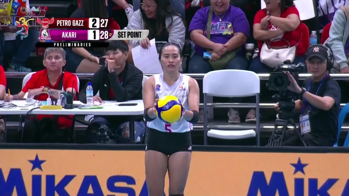 GRABE 'YON, IBYANG 🔥 This smart play from Ivy Lacsina is enough to end the rally and push the Akari Chargers and Petro Gazz Angels to a fifth set in Pool B of the 2024 PVL Reinforced Conference! #PVL2024 #PVLonOneSports #TheHeartofVolleyball